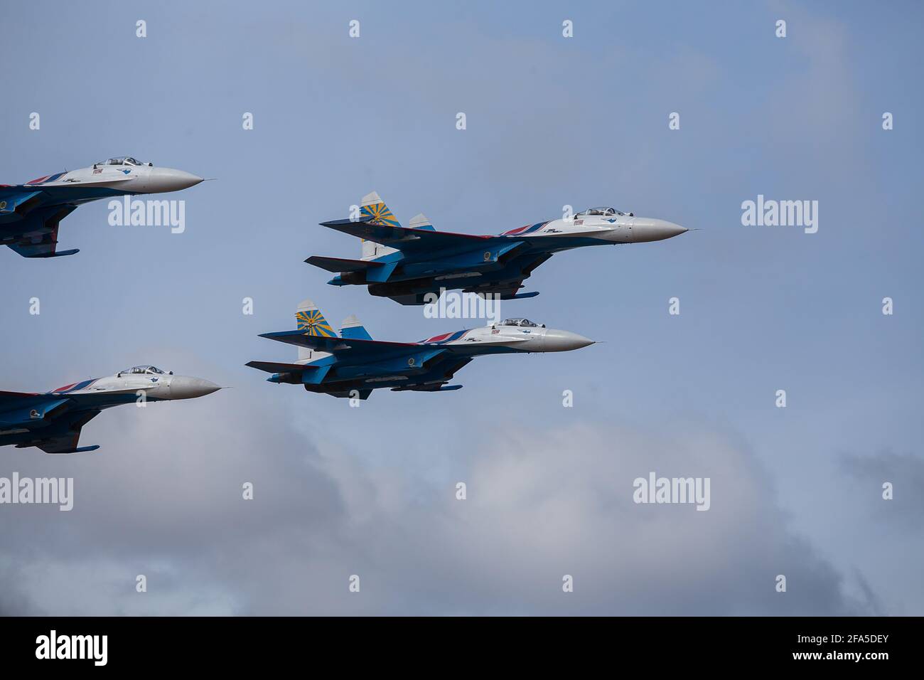 quattro aerei a reazione stanno volando in una formazione stretta. aerei pericolosi sono mostrati al festival dell'aviazione dai piloti. sfilata militare di combattente moderno Foto Stock