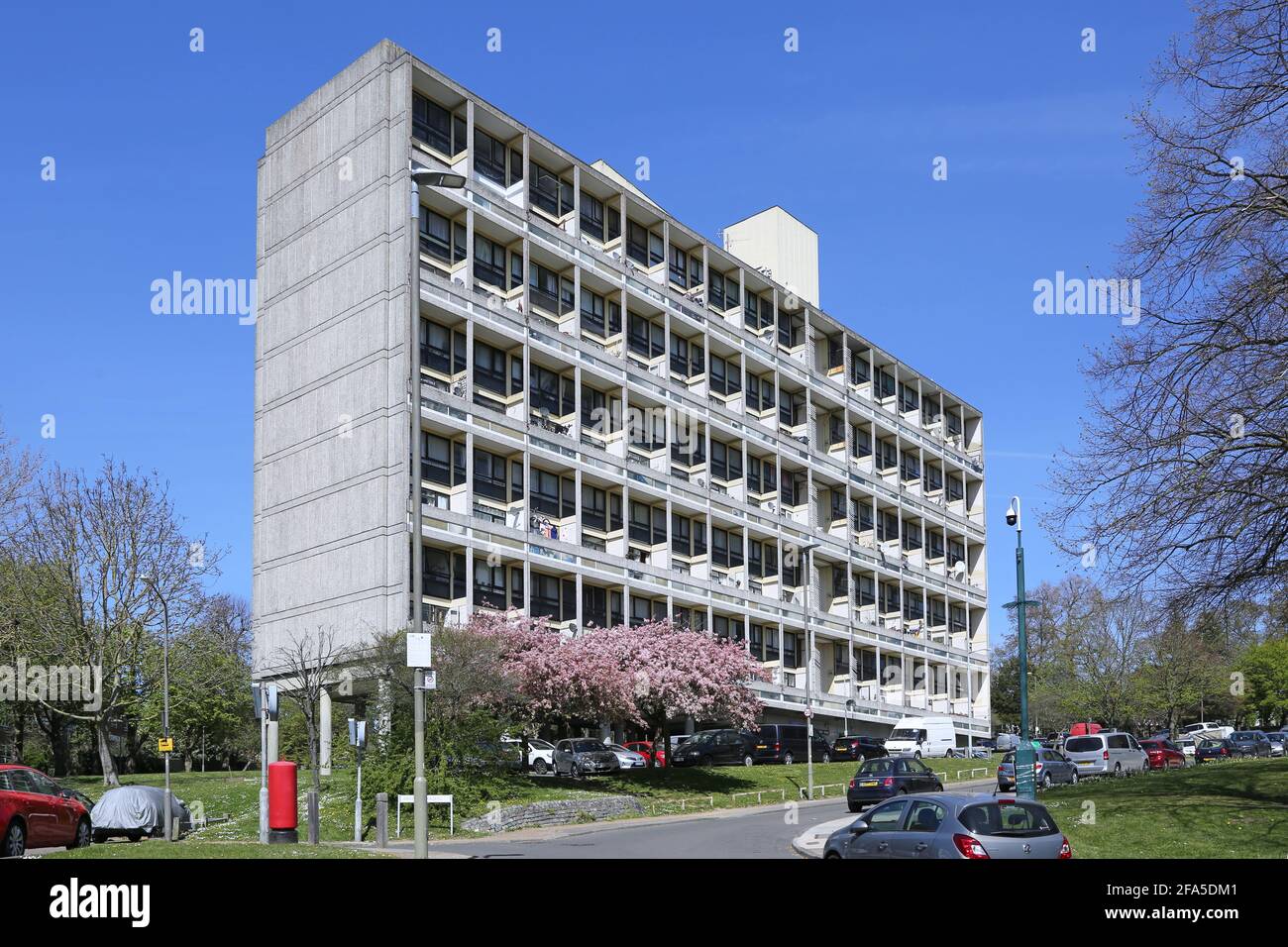 Tenuta di Alton East a Roehampton, Londra, Regno Unito. Famoso schema di alloggi modernisti degli anni '50 ispirato all'Unite d'Habitation di le Corbusier Foto Stock