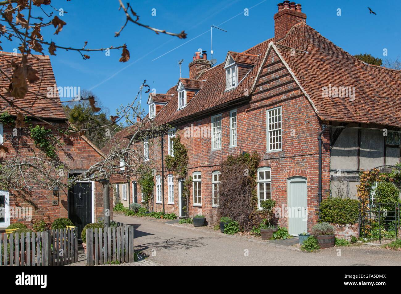 Strada stretta nel villaggio di Hambleden, Chiltern Hills, Buckinghamshire, Inghilterra. Foto Stock