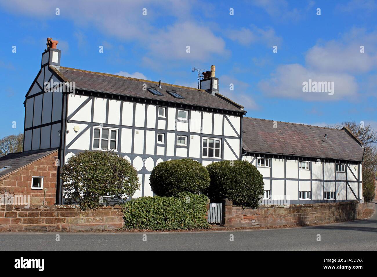 Casa in legno bianco e nero a Frankby, Wirral, Regno Unito Foto Stock