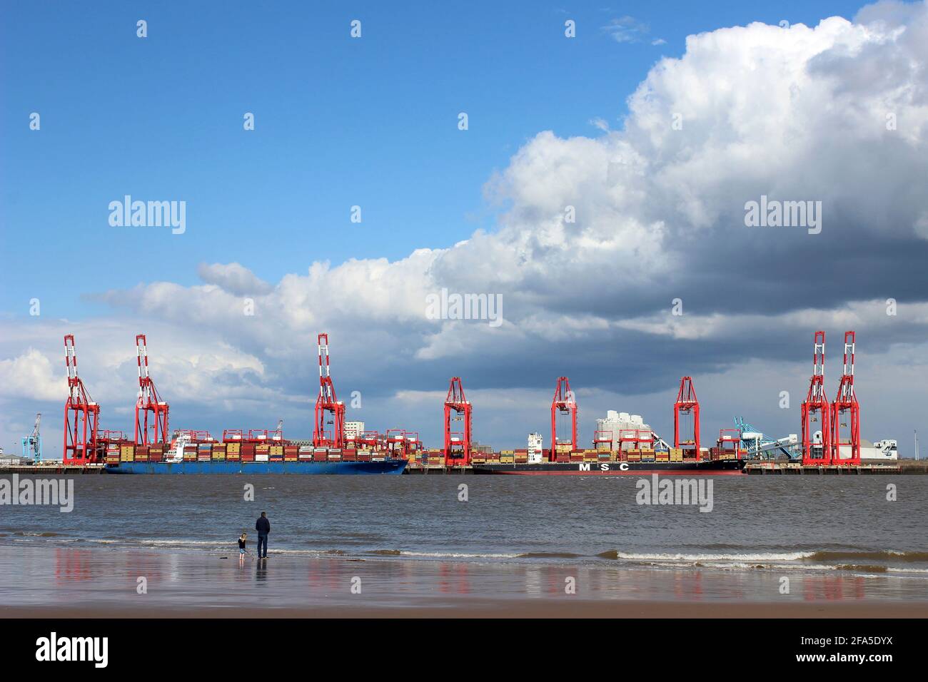 Struttura Liverpool2 presso il porto di Liverpool vista dalla spiaggia di New Brighton, Wirral Foto Stock