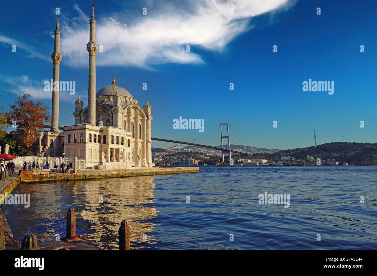 La moschea di Ortaköy, conosciuta dal pubblico, è una moschea in stile neo-barocco. Foto Stock