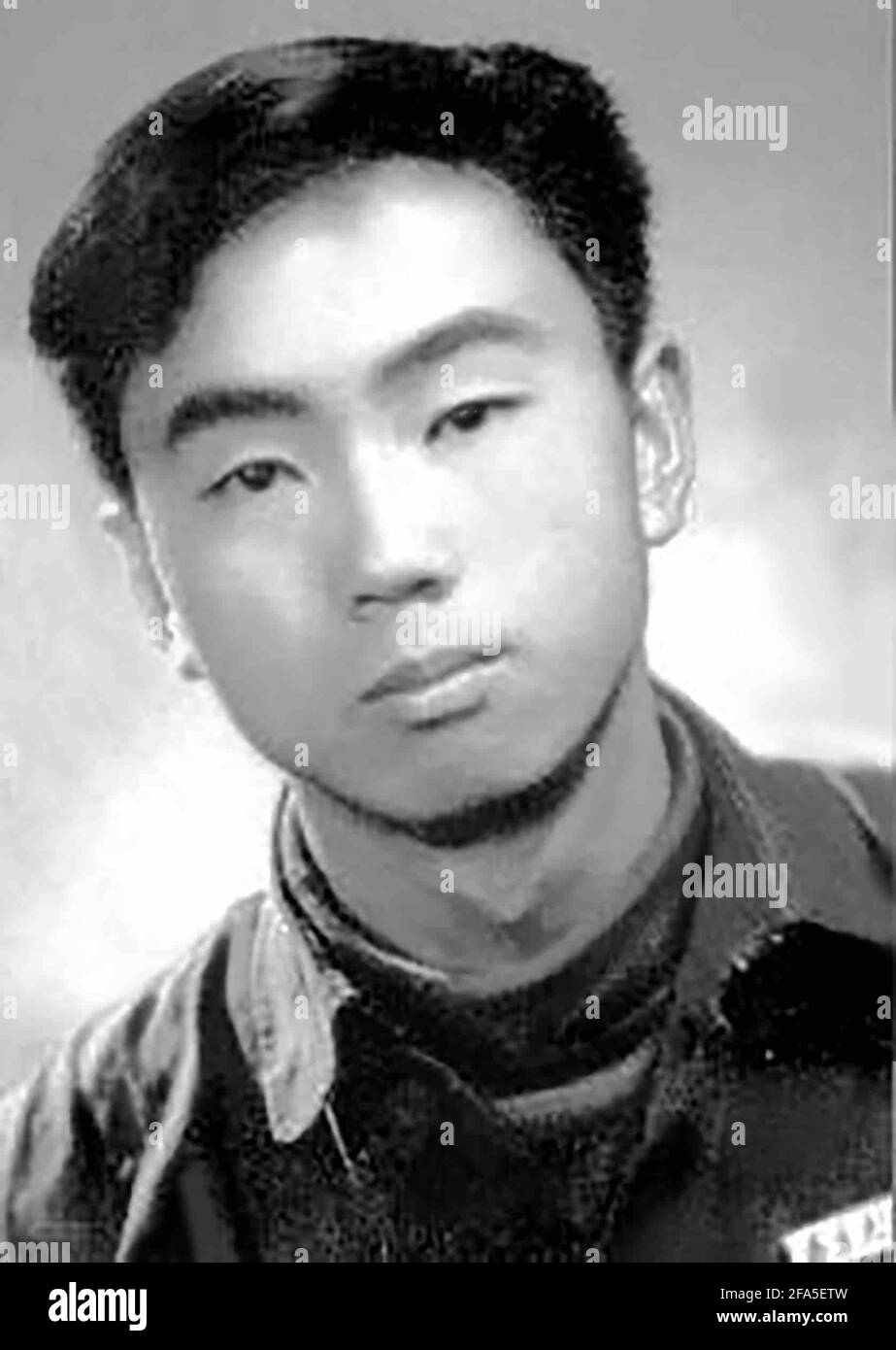 (210423) -- CHENGDU, 23 aprile 2021 (Xinhua) -- la foto scattata nel 1959 mostra un ritratto di Yang Wuneng, allora studente degli studi tedeschi all'Università di Nanjing. In una carriera che dura oltre 60 anni, Yang Wuneng ha tradotto 31 classici tedeschi in lingua cinese, tra cui "Faust", "Selected Poems of Heinrich Heine" e "Immensee". Molte delle sue traduzioni sono ancora libri Best seller in alcune librerie. La sua traduzione di 'Grimms' Fairy Tales', per esempio, è stata popolare tra i lettori cinesi per molte generazioni. Oggi Yang è ancora una figura attiva nella letteratura e nella trans Foto Stock