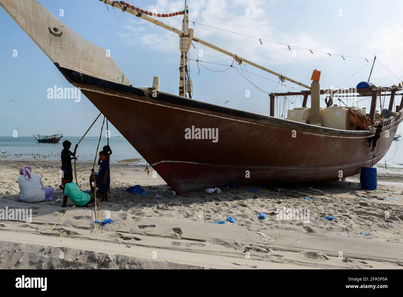 Attività di pesca sulla spiaggia di Shannah, Oman Foto Stock