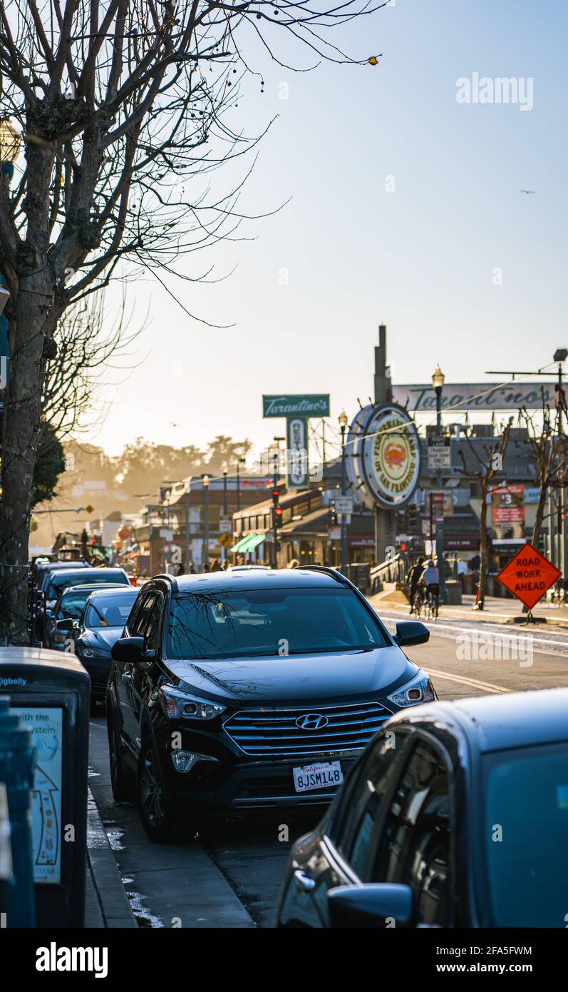 Auto parcheggiate su Jefferson Street nel quartiere Fisherman's Wharf di San Francisco. Foto Stock
