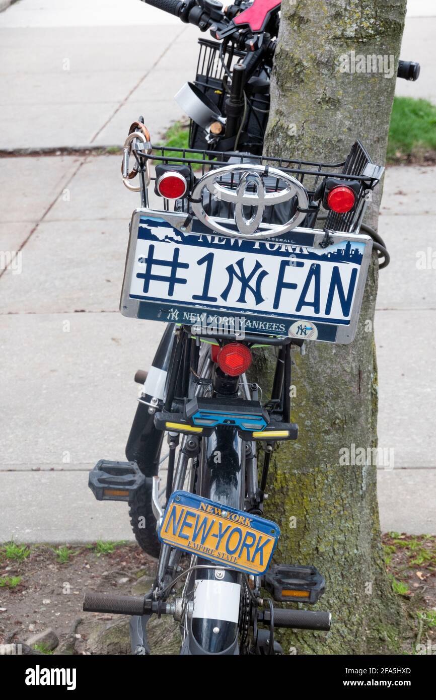 Un appassionato fan di New York Yankees mostra la sua fedeltà sulla sua moto. A Flushing, Queens, New York. Foto Stock