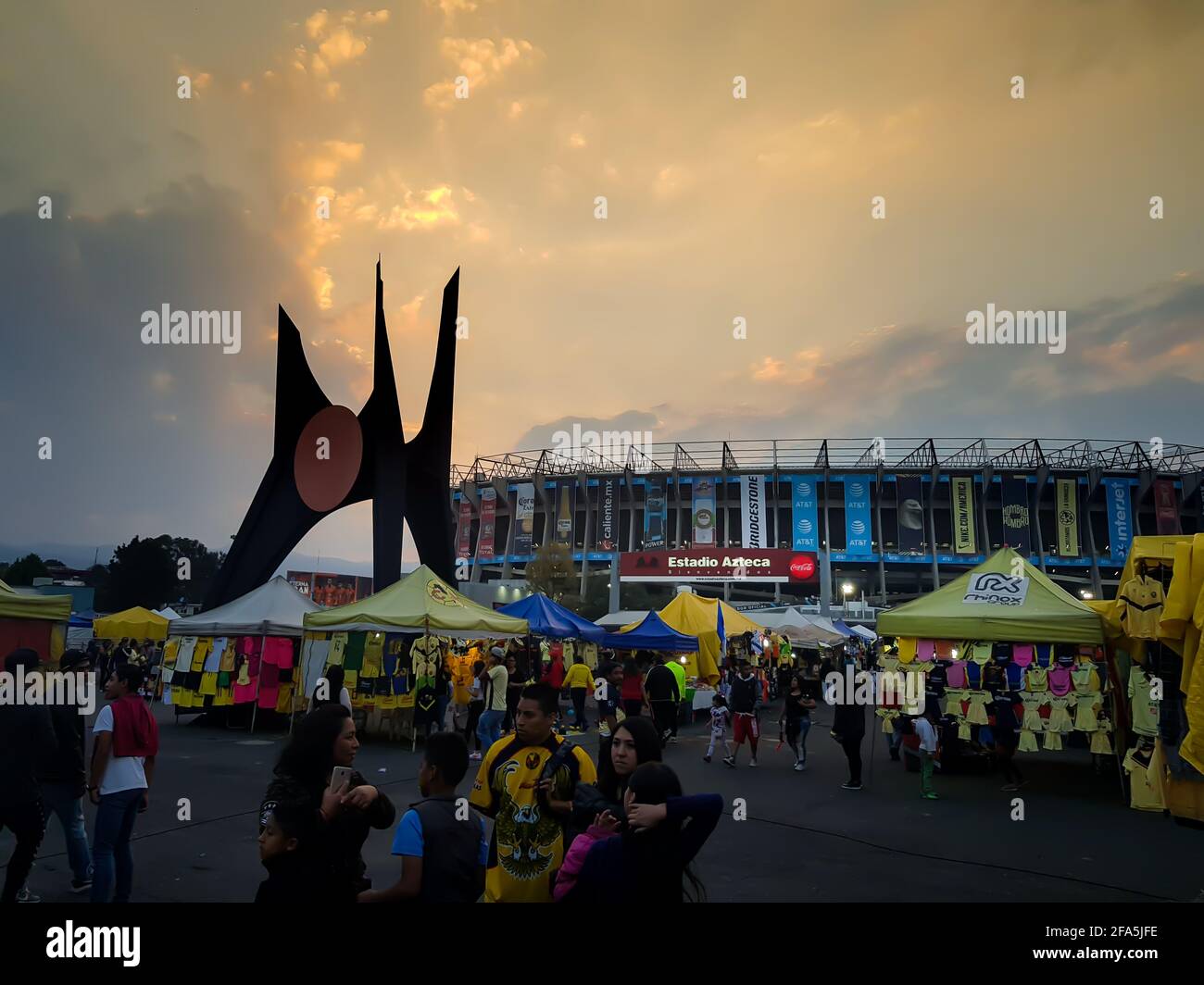 Azteca Stadium in un giorno di partita. Bellissimo tramonto. Folla che arriva allo stadio. America vs Puebla. Foto Stock