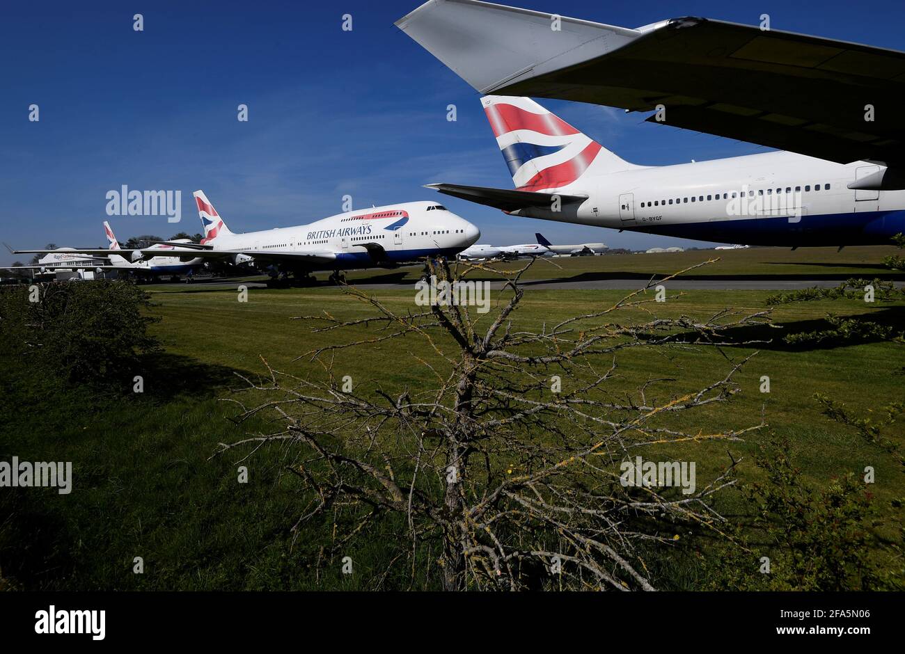British Airways Boeing 747 jumbo jet decommissionati sono visti parcheggiati per essere utilizzati per il salvataggio e parti dopo che la compagnia aerea ha ritirato la sua intera flotta del 747, tra la diffusione della malattia di coronavirus (COVID-19) pandemia, aeroporto di Cotswold, Kemble, Gran Bretagna, aprile 23, 2021. REUTERS/Toby Melville Foto Stock