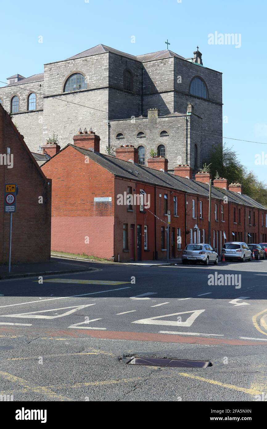 Vista sul retro della chiesa di San Audoens da winetavern via a Dublino Foto Stock
