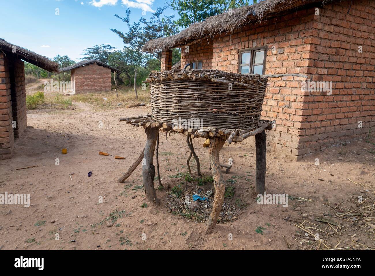 Granaio locale per il mais in un villaggio vicino a Mzuzu, Malawi Foto Stock