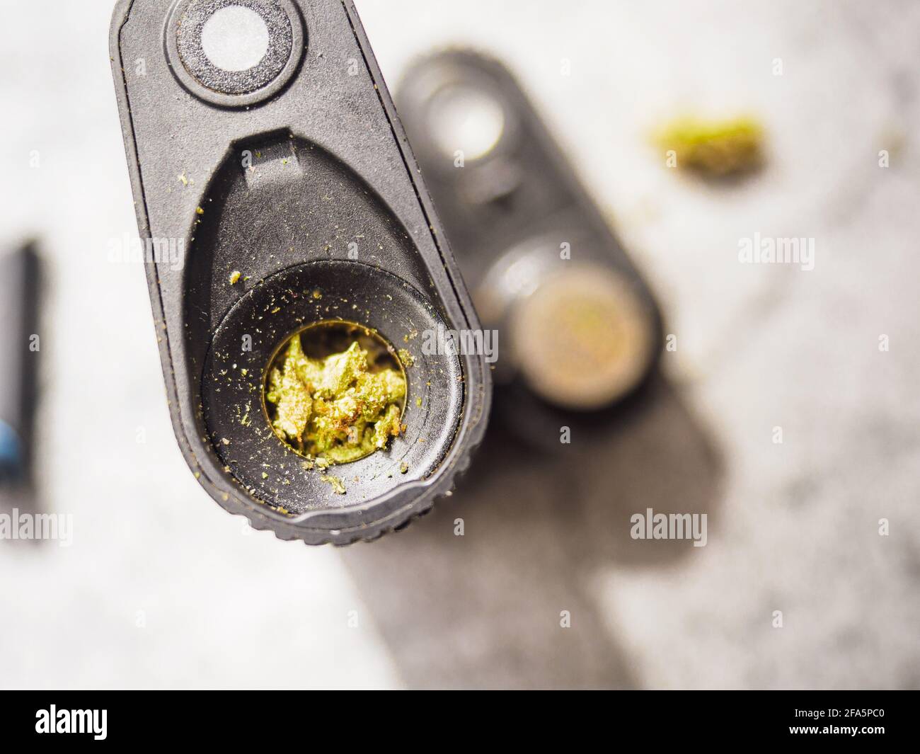 Marijuana medica vape, riempita di cannabis. L'erbaccia vaping è molto migliore per la salute. La medicina della cannabis è difficile nei luoghi pubblici Foto Stock