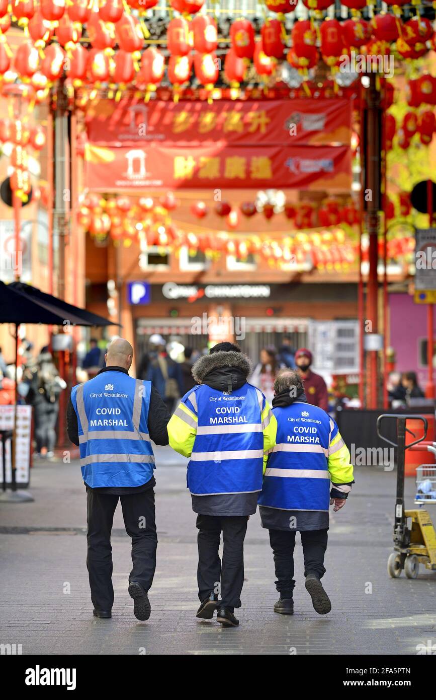 Londra, Inghilterra, Regno Unito. Covid Marshalls a Chinatown nella seconda settimana dopo la revoca parziale delle misure di blocco COVID, aprile 2021 Foto Stock