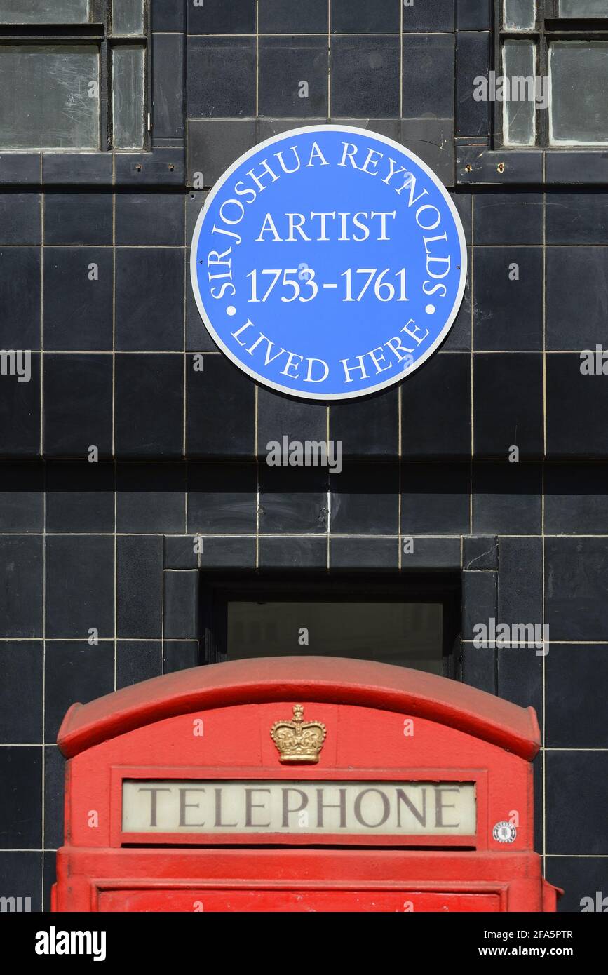 Londra, Inghilterra, Regno Unito. Placca blu al 5 Great Newport Street 'sir Joshua Reynolds artista 1753-1761 vissuto qui' Foto Stock