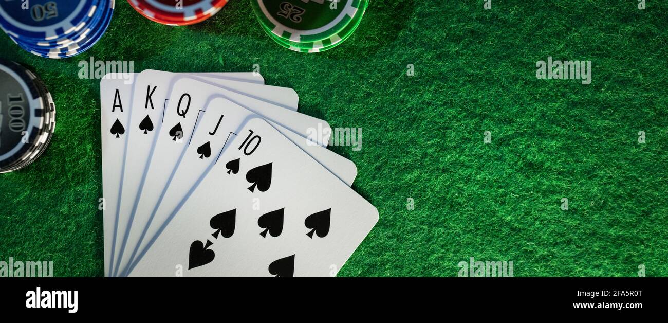 royal flush nel gioco del poker. carte con chip casinò sul tavolo di stoffa verde. spazio copia banner Foto Stock