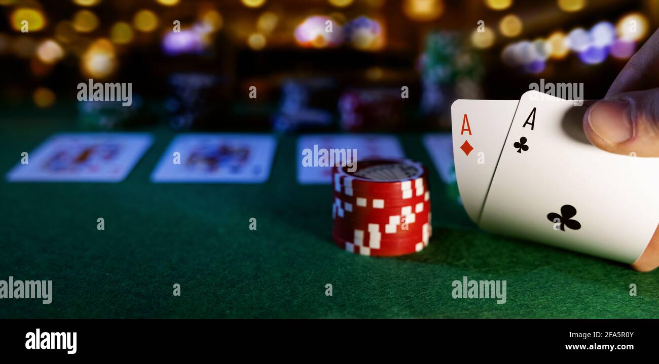 gioca a poker nel casinò. assi tascabili e chip. copia spazio Foto Stock