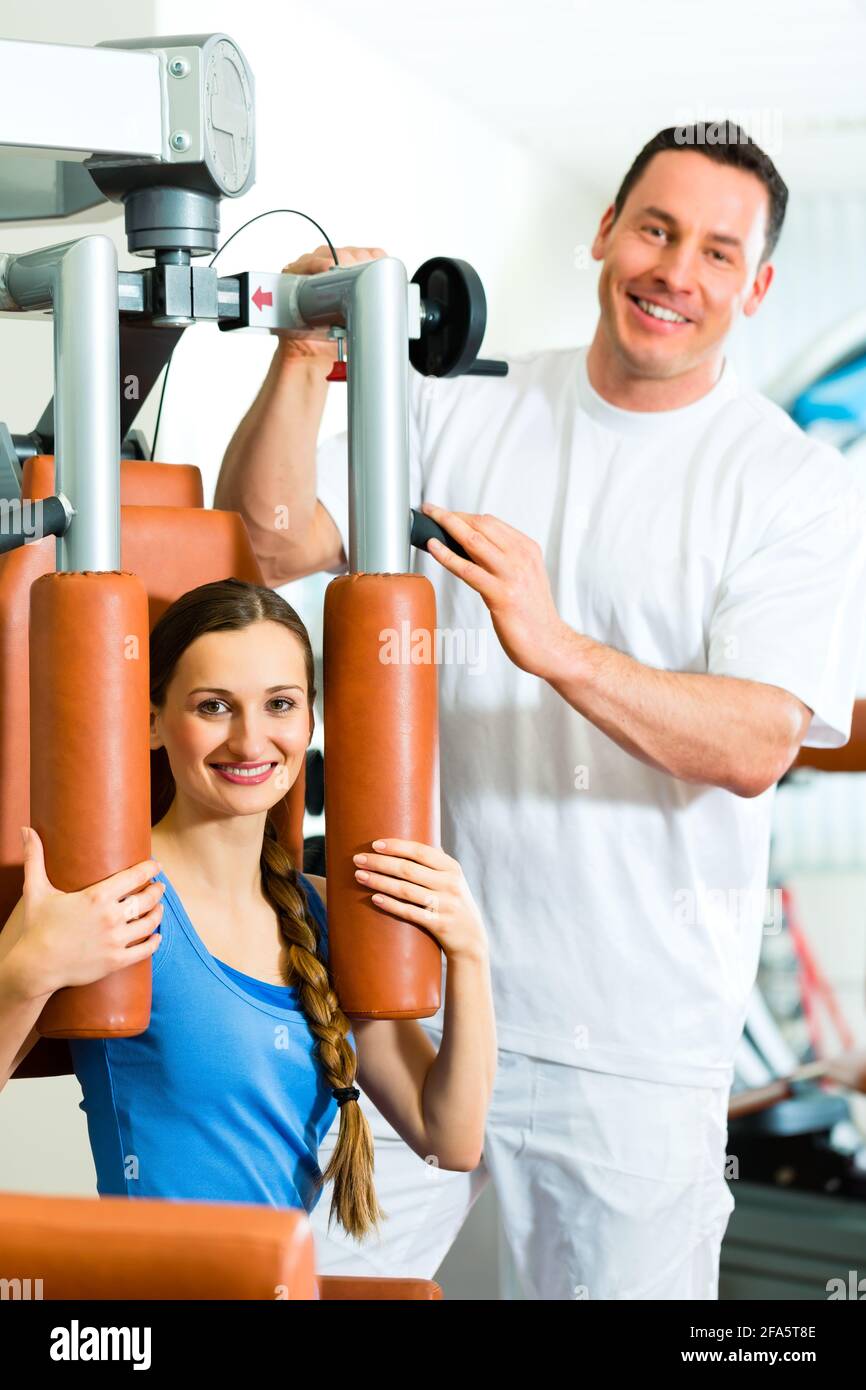 Paziente presso la fisioterapia facendo esercizi fisici con il suo terapista Foto Stock