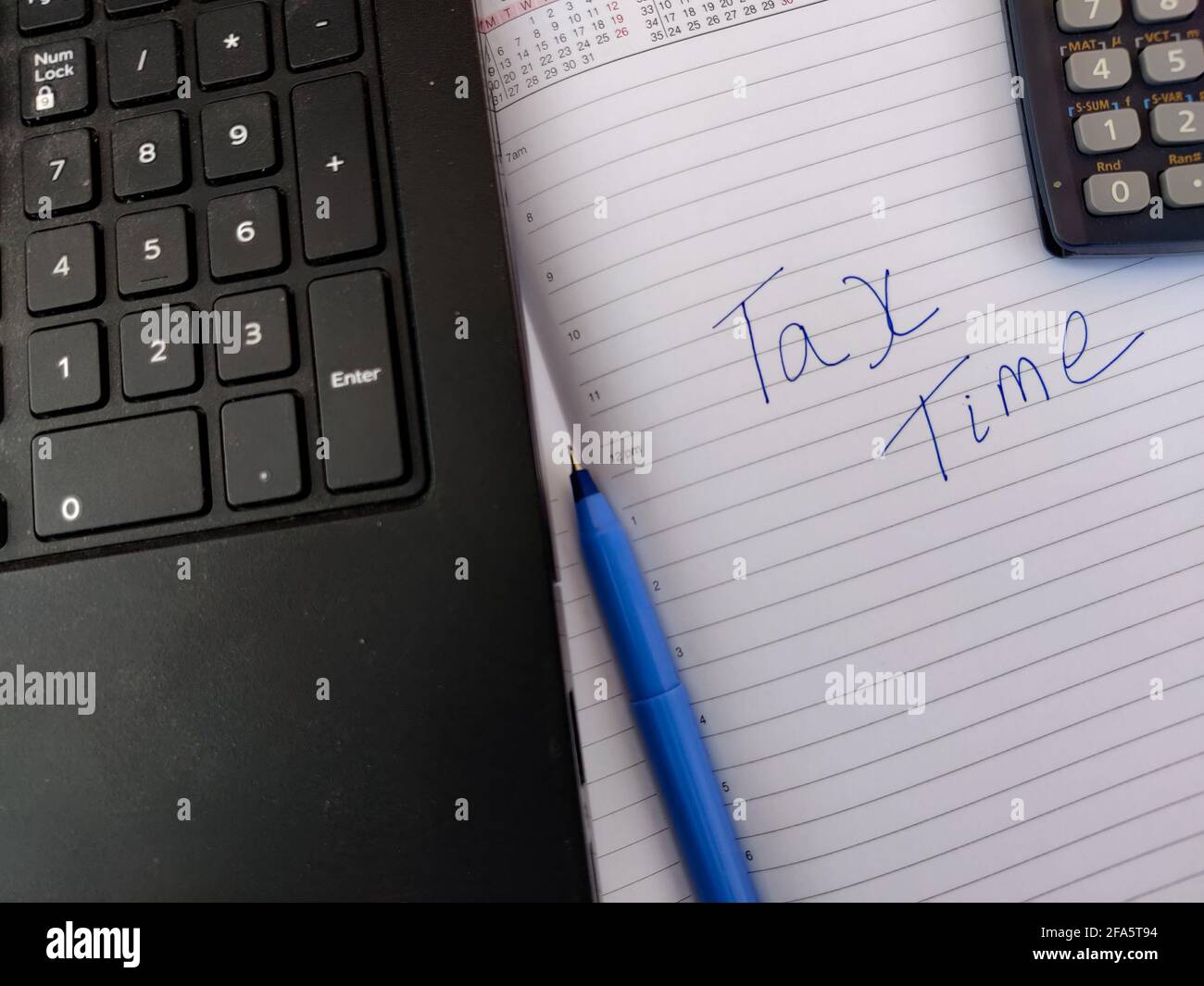 Un diario con tempo DI IMPOSTA del testo e calcolatrice, penna, laptop. Foto Stock