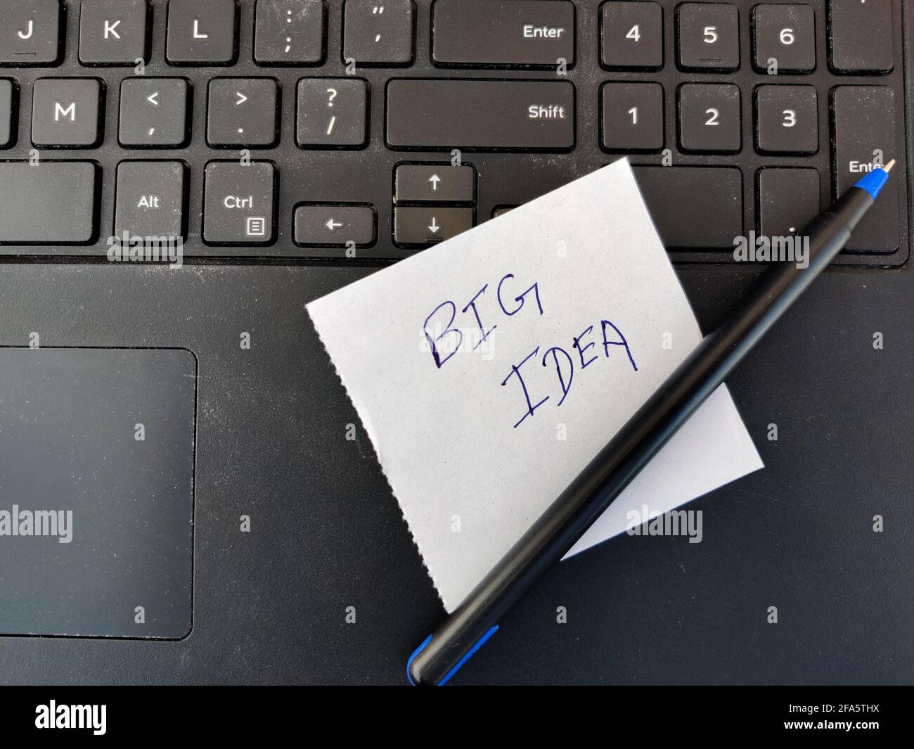 Una nota bianca appiccicosa con testo GRANDE IDEA e penna sulla tastiera del computer portatile Foto Stock