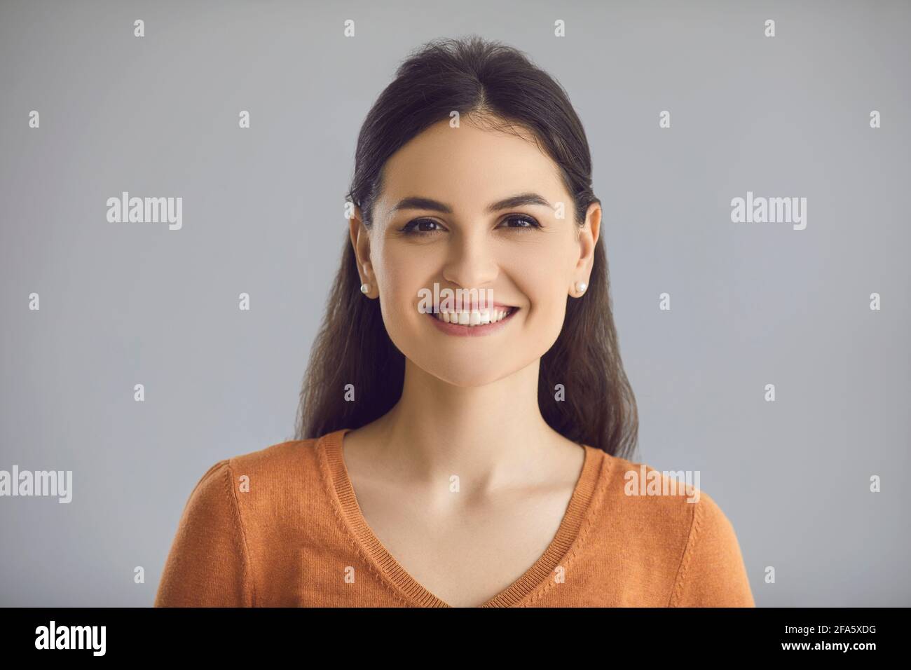 Felice giovane caucasica donna sorridente a fotocamera headshot studio ritratto Foto Stock