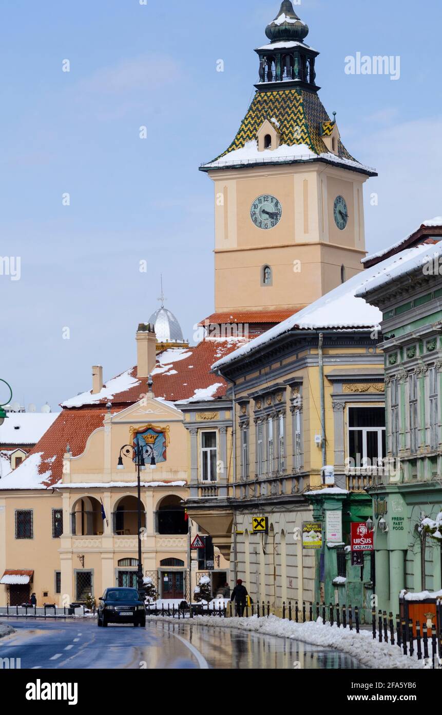 Neve di primavera nel centro storico di Brasov Romania. La famosa Casa Sfatului - conosciuta in inglese come la Casa del Consiglio - è prominente nel backgroun Foto Stock