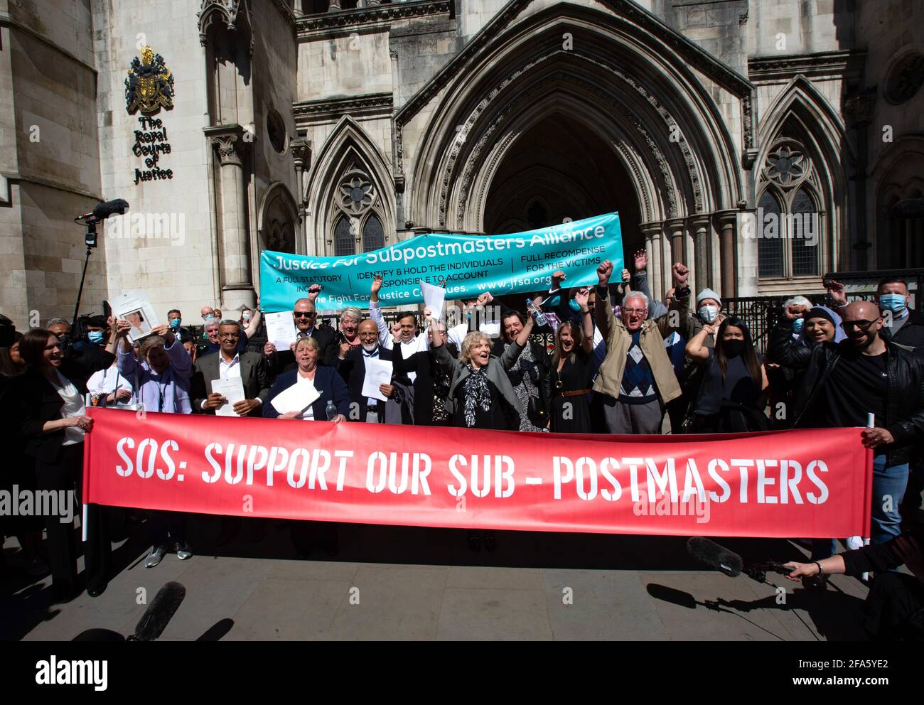 Londra, Regno Unito. 23 Apr 2021. I postmasters celebrano fuori della High Court dopo che le loro convinzioni sono state schiacciate., i giudici hanno sbattuto le convinzioni di 39 ex postmasters dopo il più diffuso travaglio di giustizia del Regno Unito. Sono stati condannati per rubare denaro, con alcuni incarcerati, dopo che l'Ufficio postale ha installato il sistema di computer Horizon in branches.The sistema è stato difettoso e postmaster e postmistress hanno passato anni cercando di cancellare i loro nomi. I giudici hanno detto che l'Ufficio postale ha cercato di invertire l'onere della prova quando si perseguono i padroni di posto. Credit: Mark Thomas/Alamy Live News Foto Stock