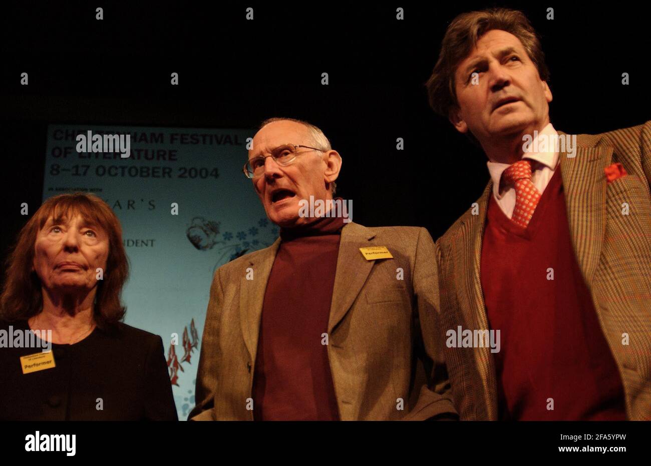 BERYL BAINBRIDGE, JOHN CAREY E MELVYN BRAGG PARLANO DI LORD OF LE MOSCHE AL CHELTENHAM LETTERARY FESTIVAL.15/10/04 PILSTON Foto Stock