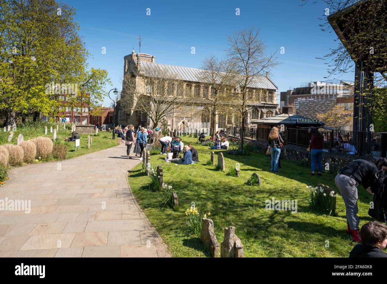 Norwich City Saint Stephens chiesa Cimitero giardini percorso con la gente Sedersi mangiare, bere e rilassarsi dopo Covid 19 linee guida rilassato Foto Stock