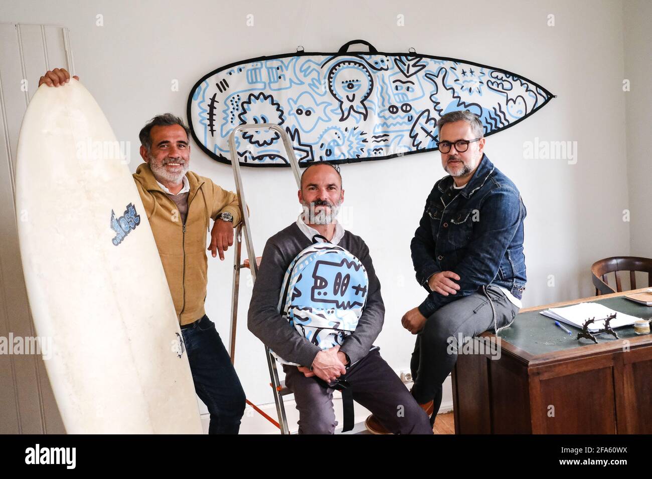 Leiria, 04/22/2021 - â€œCompanhia Ilimitadaâ€, per IL GV. Miguel Alegre,  Raúl Moura Mendes e Pedro Olaio, sono i volti dietro Peixe Graitão, un  marchio di borse per tavole da surf e zaini,