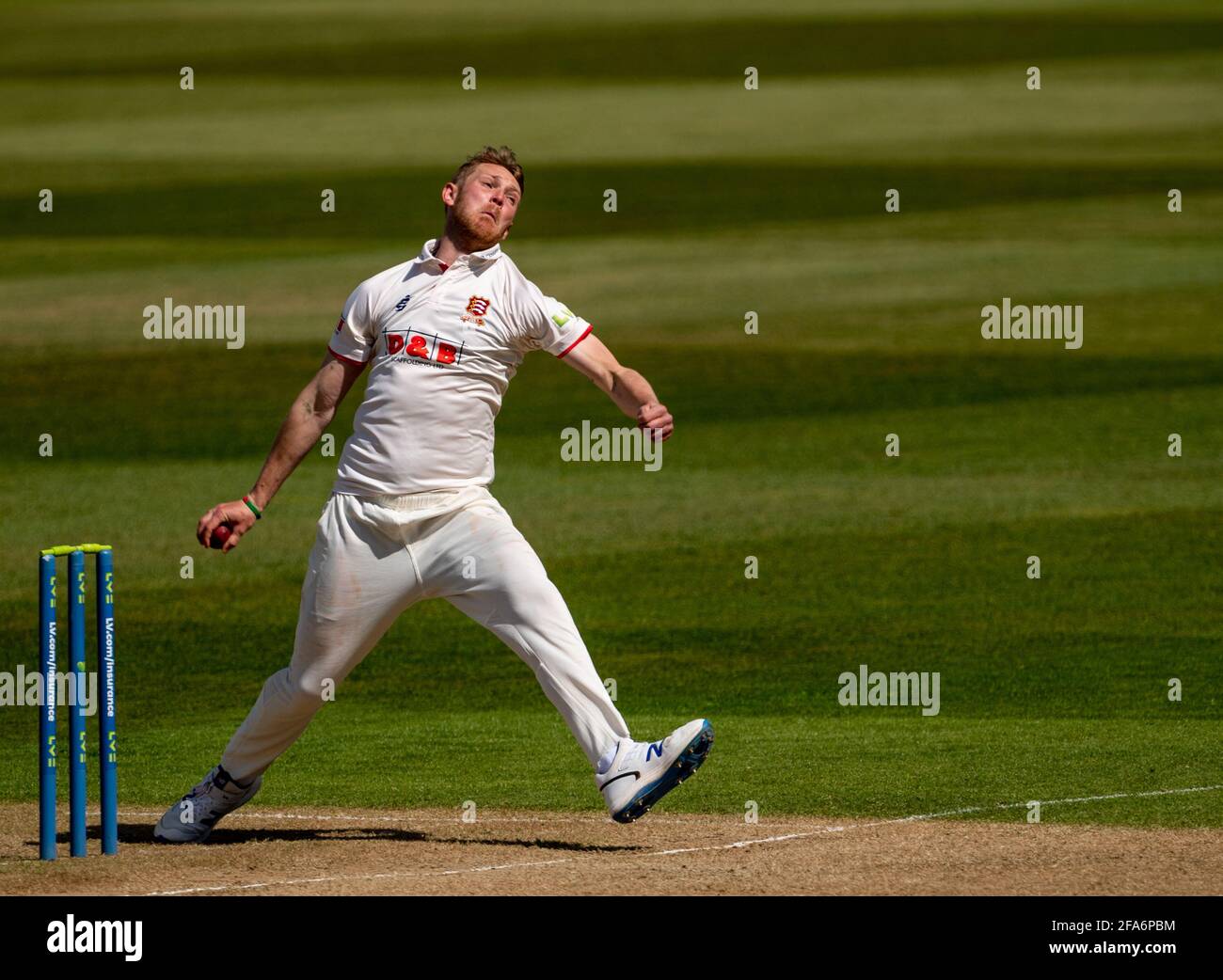 Edgbaston, Birmingham, Regno Unito. 23 aprile 2021. Il bowling di Jamie Porter di Essex in una partita del campionato della contea di assicurazione di LV=, tra Warwickshire ed Essex. Credit: Nigel Parker/Alamy Live News Foto Stock