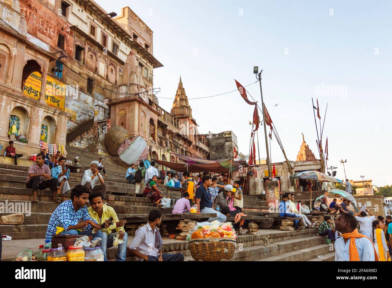 Varanasi, Uttar Pradesh, India : la gente si siede e cammina ai ghiatti lungo il fiume Gange. Foto Stock