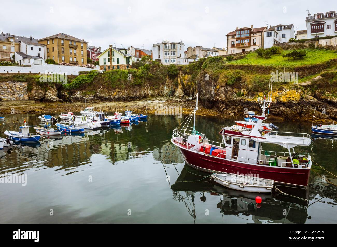 Barche da pesca al porto di Tapia de Casariego villaggio nelle Asturie, Spagna. Foto Stock