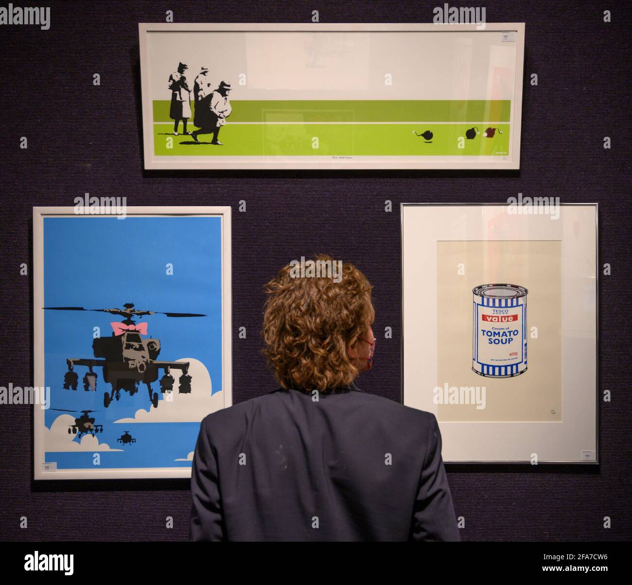 Bonhams, Knightsbridge, Londra, Regno Unito. 23 aprile 2021. La vendita di stampe e multiple si svolgerà a Bonhams il 28 aprile, e copre opere dal XVII al XXI secolo. Immagine: Opere di Banksy. (In alto): Bomba Medio Inghilterra, stima £18,000-25,000; (a sinistra): Buon trinciatore, stima £25,000-35,000; (a destra): Zuppa può, stima £20,000-30,000. Credit: Malcolm Park/Alamy Live News. Foto Stock