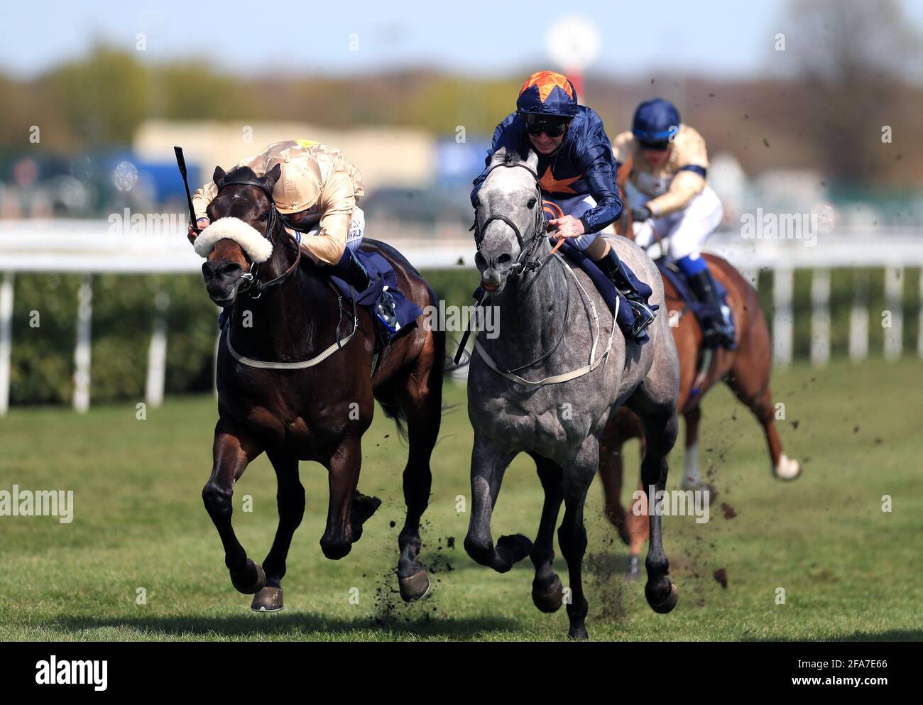 Sette fratelli guidati da Kevin Stott (a sinistra) sulla loro strada per vincere l'handicap attheraces.com all'ippodromo di Doncaster. Data immagine: Venerdì 23 aprile 2021. Foto Stock