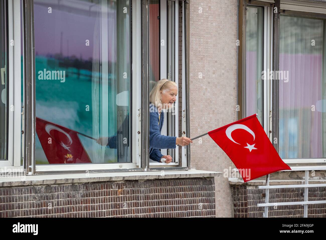 Istanbul, Turchia, 23 aprile 2021: Celebrazioni del 23 aprile la sovranità nazionale e la Giornata dei bambini organizzata dal comune di Kadikoy sul coprifuoco a Kadikoy, Istanbul, Turchia il 23 aprile 2021. La sovranità nazionale e la Giornata dei bambini è una festa pubblica in Turchia che commemora la fondazione della Grande Assemblea nazionale della Turchia, il 23 aprile 1920. Credit: Tolga Ildun/ZUMA Wire/Alamy Live News Foto Stock