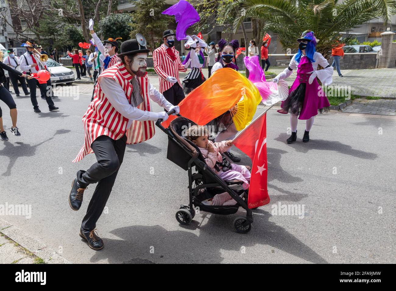 Celebrazioni del 23 aprile la sovranità nazionale e la Giornata dei bambini organizzata dal comune di Kadikoy sul coprifuoco a Kadikoy, Istanbul, Turchia il 23 aprile. Foto Stock