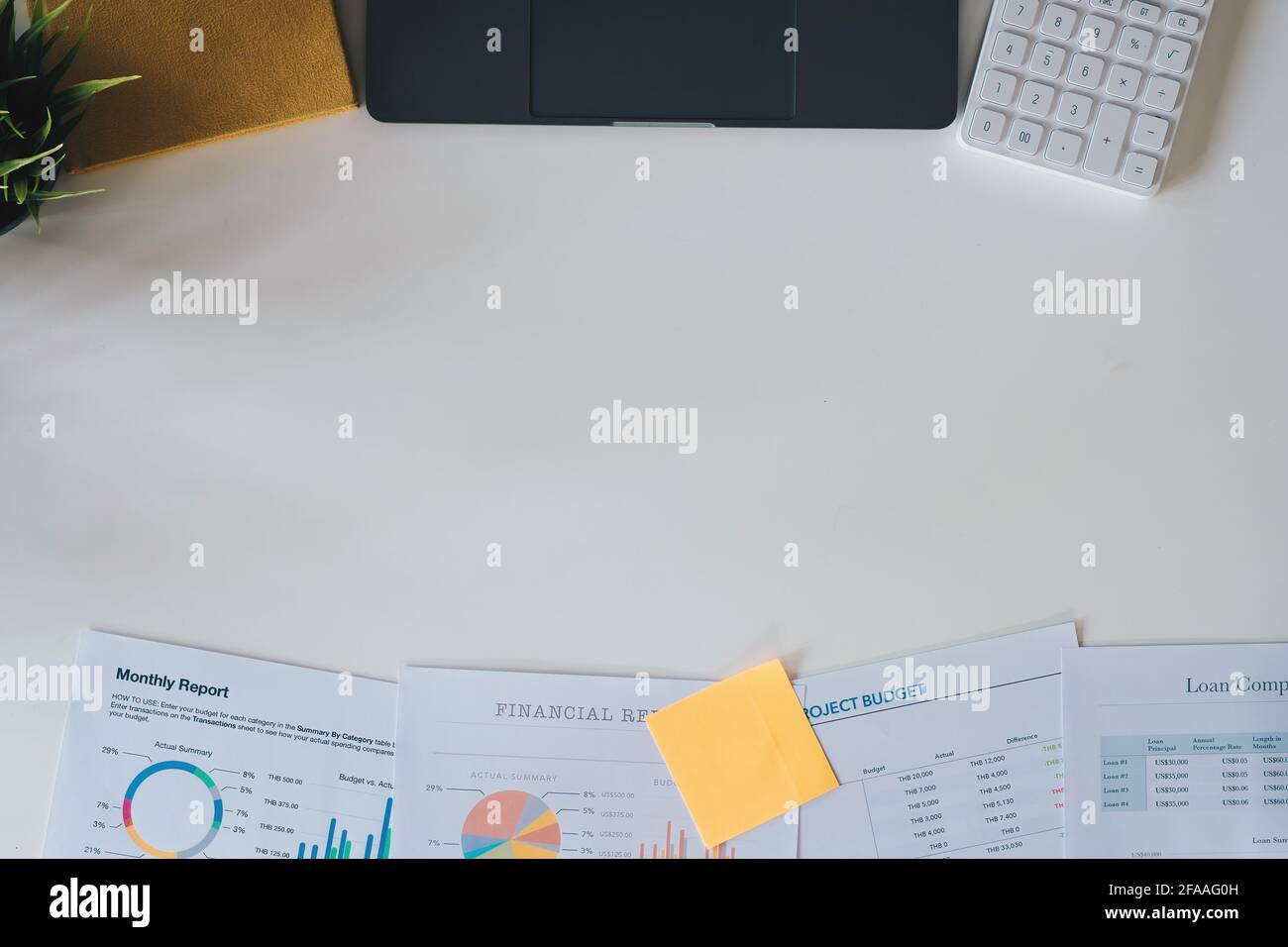 Concetto di contabilità con computer portatile, calcolatrice e documenti finanziari sul luogo di lavoro con copyspace. Vista dall'alto Foto Stock