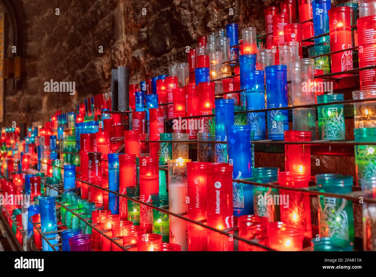 Montserrat, Barcellona - Spagna. 15 luglio 2020: Candele colorate nell'Abbazia Benedettina di Montserrat (Santa Maria de Montserrat) in Catalogna Foto Stock