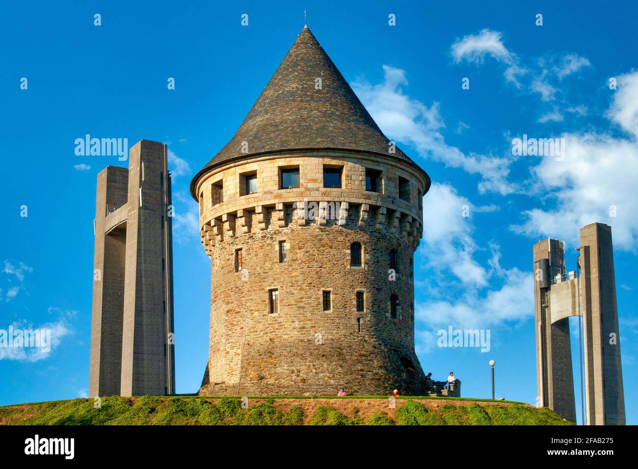 Tour Tanguy con il Pont de Recouvrance sullo sfondo, Brest, Francia Foto Stock
