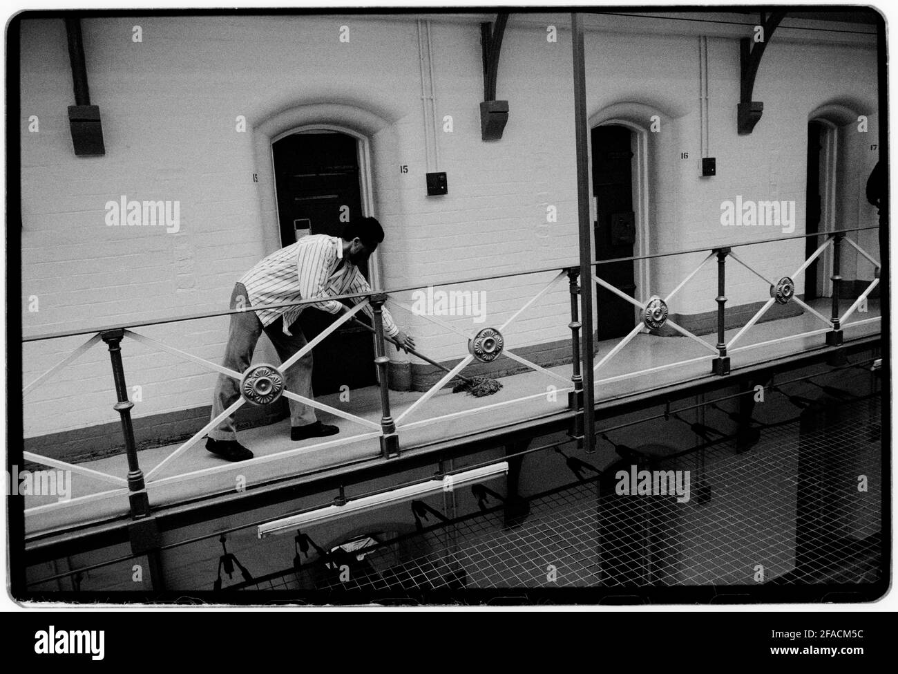 Carena prigione Luglio 1990 scansione fatta nel 2021 pulizia dell'ala. HM Prison Hull ultima prigione nel Regno Unito ad avere ‘slopping out’. Questo è il motivo per cui il fotografo è stato autorizzato a documentare. Foto scattate con autorizzazione. Hull carcere aperto nel 1870, ed è di un tipico design vittoriano HMP Hull è una prigione locale di categoria B uomini situato a Kingston upon Hull, nell'East Riding dello Yorkshire, Inghilterra. Con il termine "locale" si intende che questa prigione è in possesso di persone di competenza dei tribunali locali. La prigione è gestita dal servizio carcerario di sua Maestà. Foto Stock