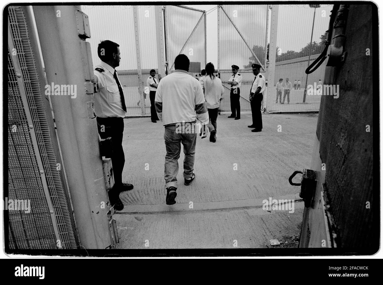 Hull Prison luglio 1990 scansione effettuata nel 2021 HM Prison Hull ultima prigione nel Regno Unito ad avere ‘slopping out’. Questo è il motivo per cui il fotografo è stato autorizzato a documentare. Foto scattate con autorizzazione. Hull carcere aperto nel 1870, ed è di un tipico design vittoriano HMP Hull è una prigione locale di categoria B uomini situato a Kingston upon Hull, nell'East Riding dello Yorkshire, Inghilterra. Con il termine "locale" si intende che questa prigione è in possesso di persone di competenza dei tribunali locali. La prigione è gestita dal servizio carcerario di sua Maestà. Foto Stock