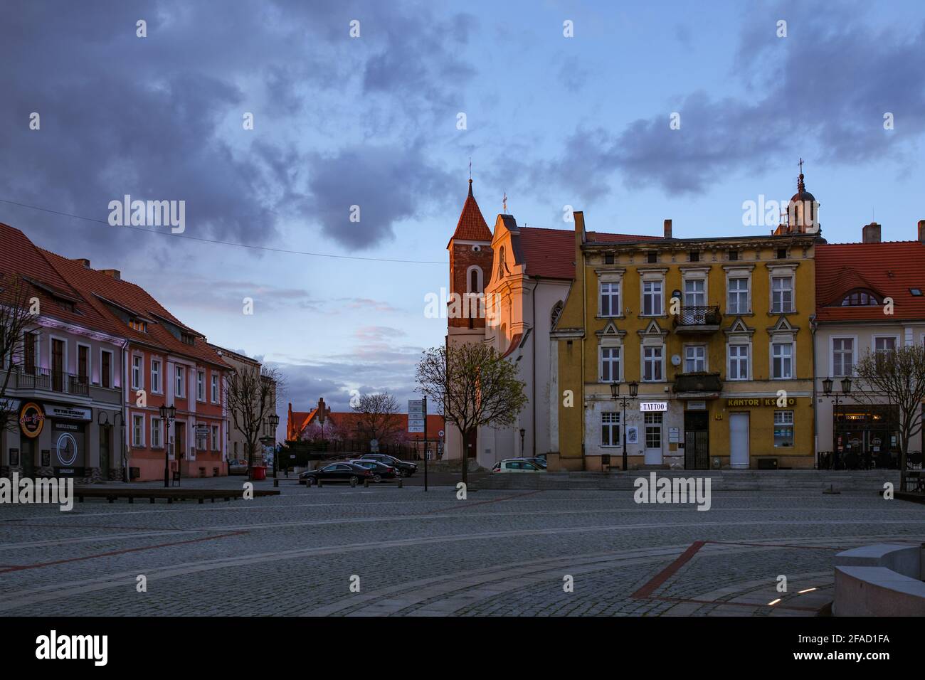 Gniezno, Polonia - Tramonto sulla città, vista sull'architettura del centro. Piazza Centrale. Foto Stock
