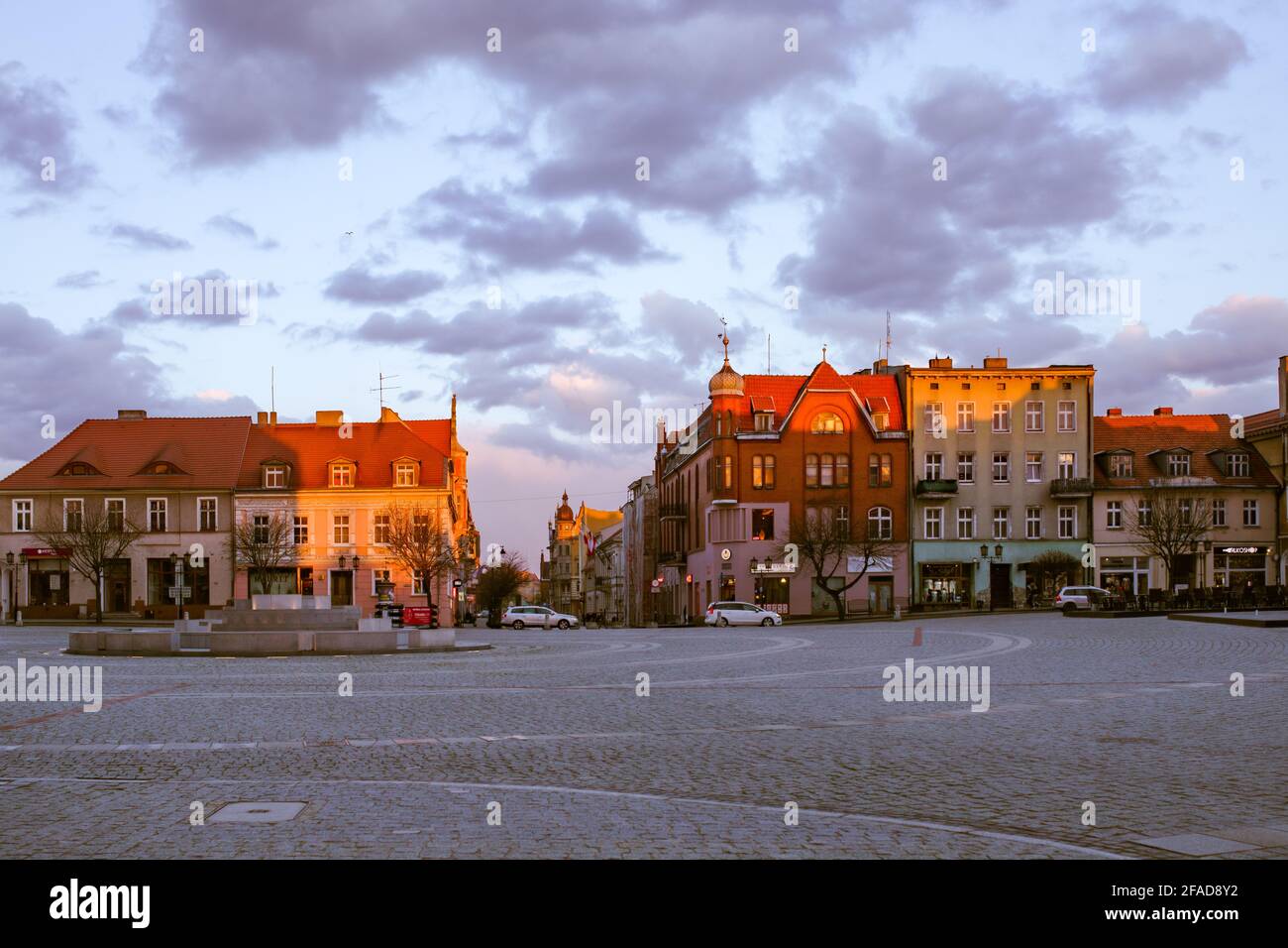 Gniezno, Polonia - Tramonto sulla città, vista sull'architettura del centro. Piazza Centrale. Foto Stock
