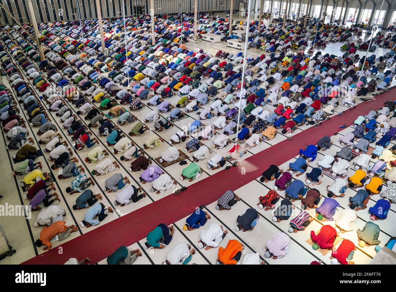 I musulmani frequentano le preghiere del venerdì alla Moschea Nazionale di Bahitol Mukarram durante il Ramadan. (Foto di Zabed Hasnain Chowdhury / SOPA Images/Sipa USA) Foto Stock