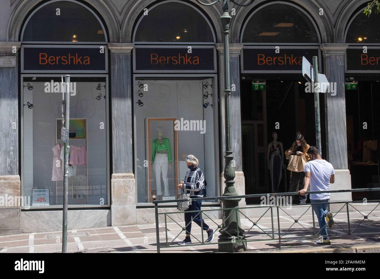 Atene, Grecia. 21 Apr 2021. La gente ha visto camminare oltre un negozio di  Bershka vicino a piazza Omonia. Credit: Nikolas Joao Kokovlis/SOPA  Images/ZUMA Wire/Alamy Live News Foto stock - Alamy