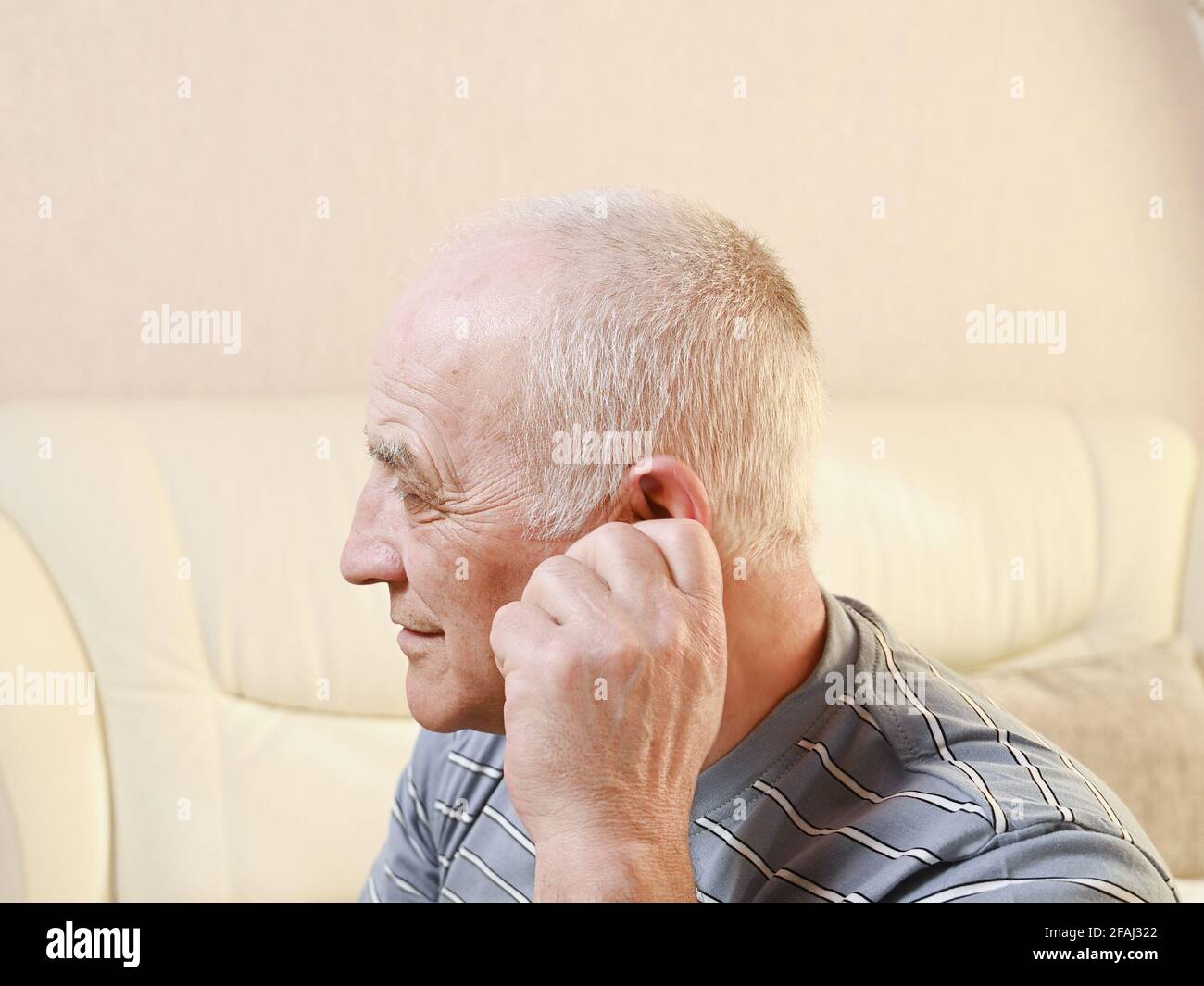 uomo anziano con dolore all'orecchio. Foto Stock