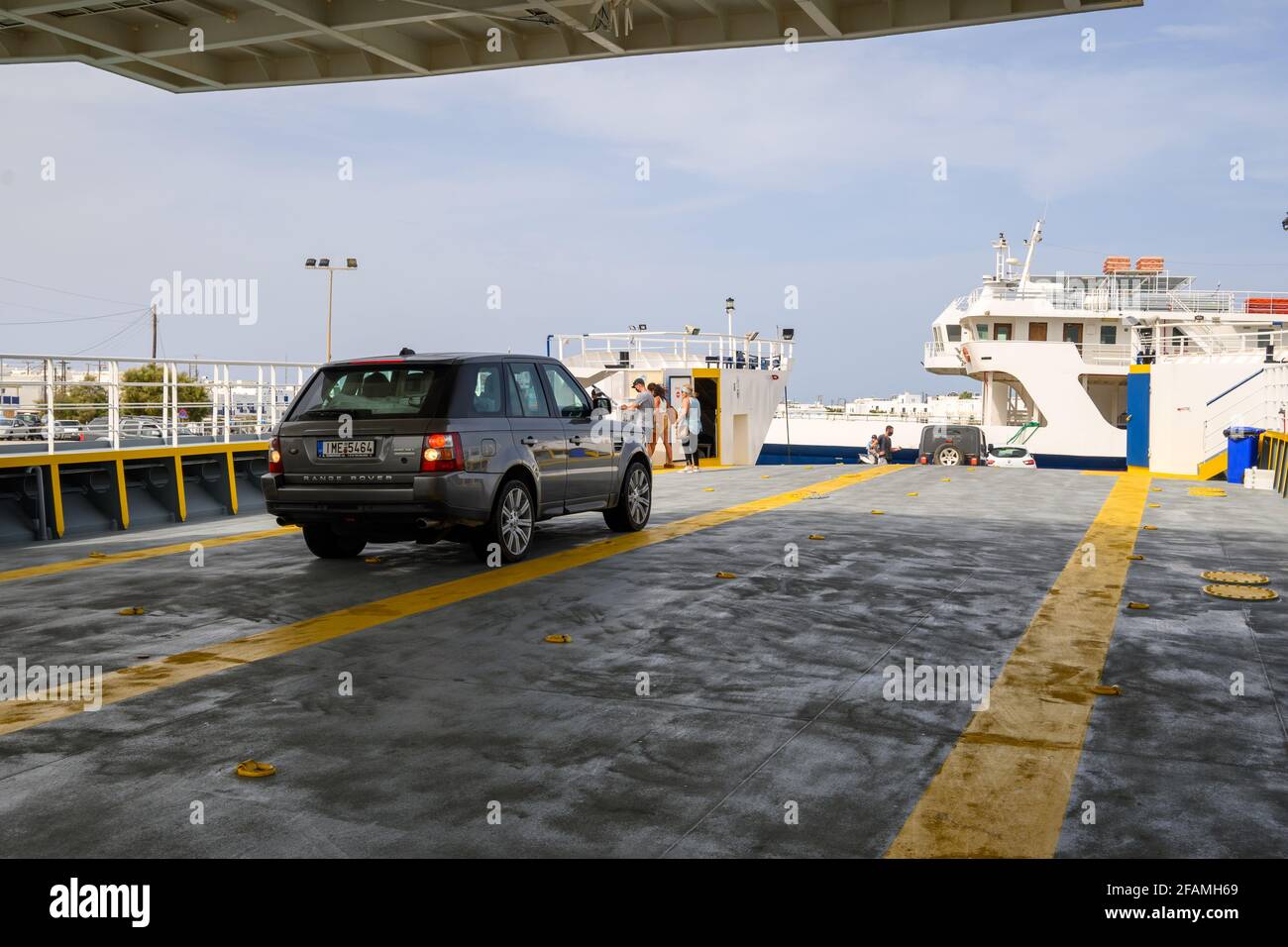 Paros, Grecia - 28 settembre 2020: Le automobili lasciano il traghetto sull'isola di Paros durante la stagione estiva. CICLADI, Grecia Foto Stock