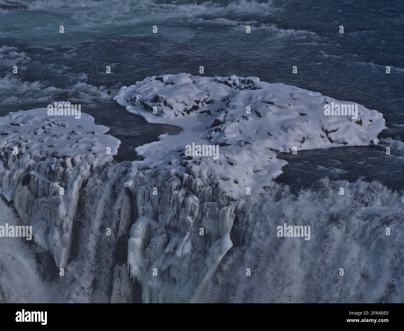 Bella vista della cascata inferiore di Gullfoss nel sud-ovest dell'Islanda, parte del famoso cerchio d'Oro, nella stagione invernale con neve e iciclette. Foto Stock