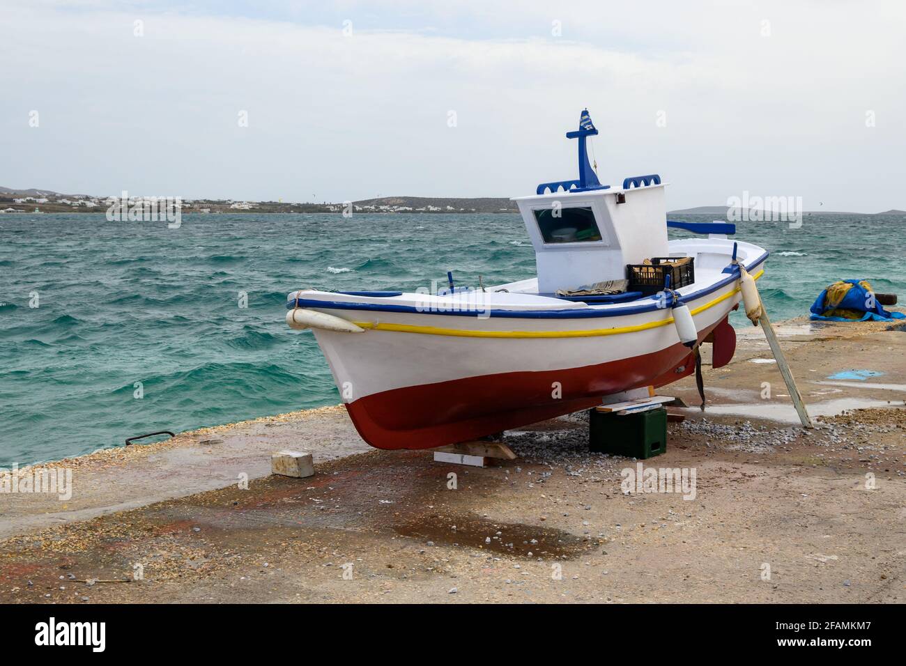 Barca durante i lavori di ristrutturazione al porto di Antiparos. Vista sul Mar Egeo, Cicladi, Grecia Foto Stock