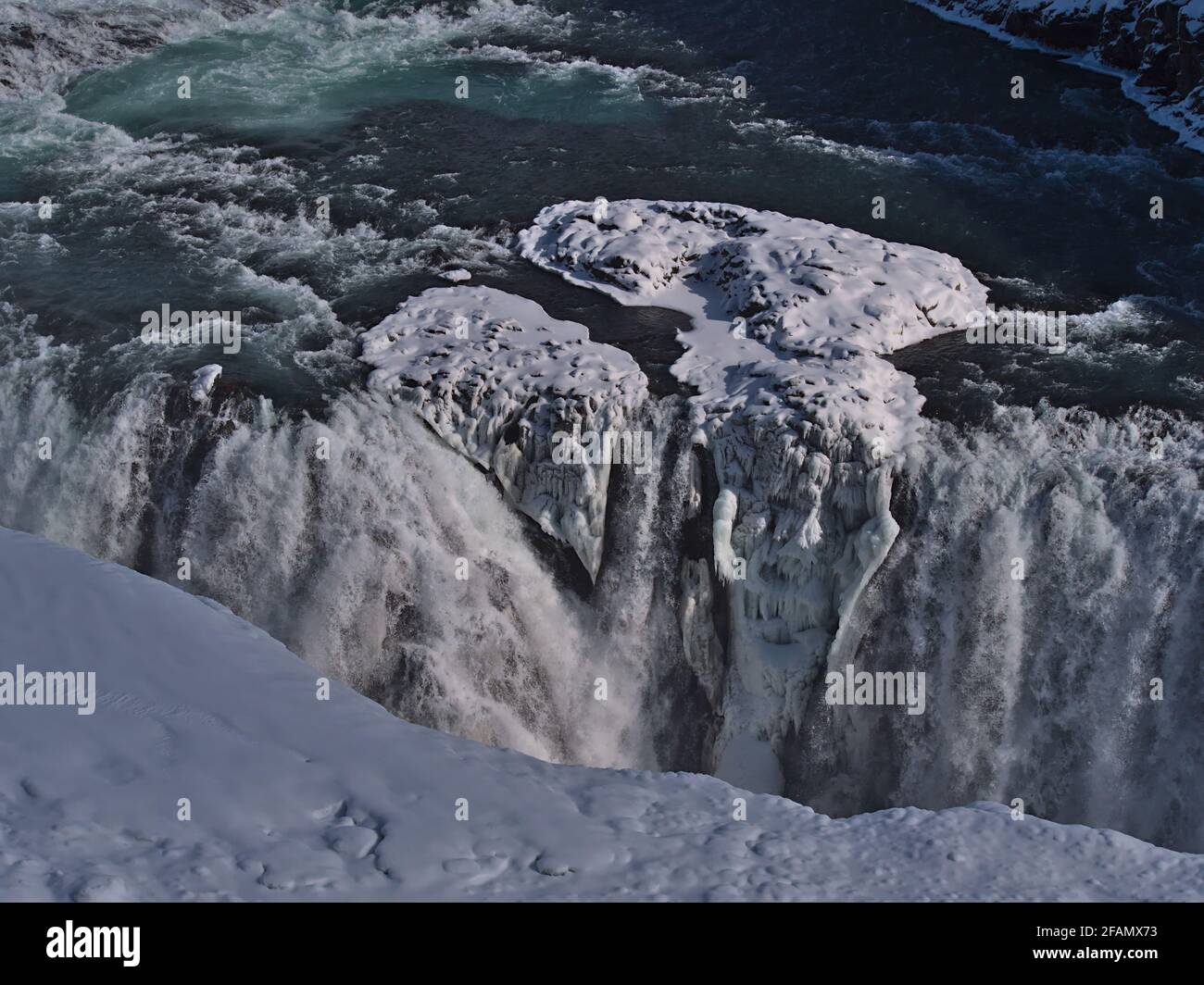 Splendida vista aerea della cascata inferiore di Gullfoss nell'Islanda sud-occidentale, parte del famoso cerchio d'Oro, nella stagione invernale con neve. Foto Stock