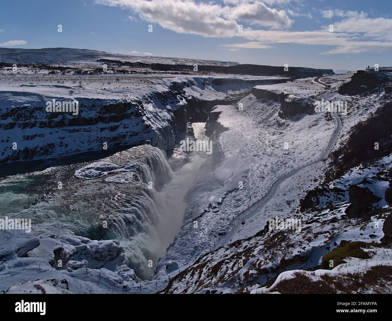 Splendida vista aerea della cascata inferiore di Gullfoss nel sud-ovest dell'Islanda, parte del famoso cerchio d'Oro, nella stagione invernale con il canyon. Foto Stock